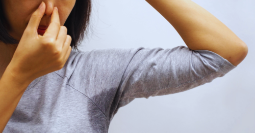 Schweißgeruch aus der Kleidung entfernen: Anleitung + Tipps